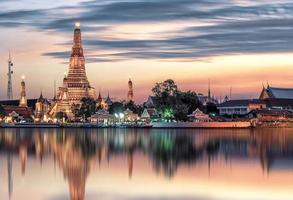 templo wat arun em bangkok tailândia foto