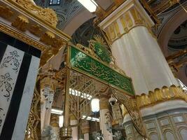 medina, saudita Arábia, dezembro 2022 - muçulmano peregrinos estão indo para Visita roza Rasool às masjid al Nabawi medina. foto