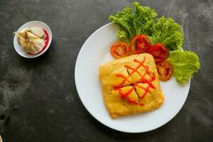 nasi Goreng Pattaya ou Pattaya frito arroz, recheado omelete frito arroz. sudeste ásia prato fez de cobertura ou invólucro frango frito arroz, dentro fino frito ovo ou omelete foto