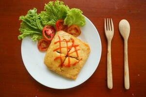 nasi Goreng Pattaya ou Pattaya frito arroz recheado omelete frito arroz. sudeste ásia prato fez de cobertura ou invólucro frango frito arroz, dentro fino frito ovo ou omelete foto