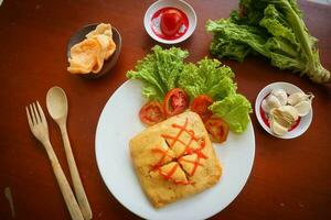 nasi Goreng Pattaya ou Pattaya frito arroz, recheado omelete frito arroz. sudeste ásia prato fez de cobertura ou invólucro frango frito arroz, dentro fino frito ovo ou omelete foto