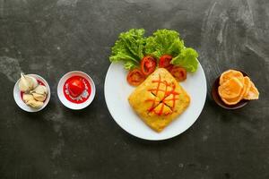 nasi Goreng Pattaya ou Pattaya frito arroz, recheado omelete frito arroz. sudeste ásia prato fez de cobertura ou invólucro frango frito arroz, dentro fino frito ovo ou omelete foto