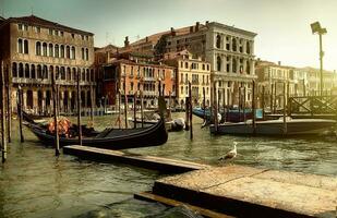 gôndola cais dentro Veneza foto