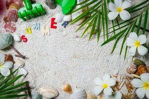 colorida verão texto com cartuchos e plumeria flores em areia fundo, cópia de espaço foto