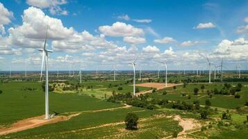 aéreo panorama do moinhos de vento Fazenda com branco céu em azul céu foto