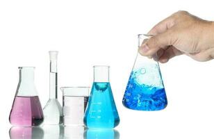 mão cientista tremendo erlenmeyer frasco com azul líquido isolado em branco foto