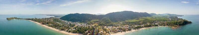 aéreo a partir de drone, panorama do klong dao de praia às lan ta ilha sul do Tailândia foto