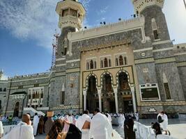 meca, saudita Arábia, abril 2023 - peregrinos a partir de diferente países do a mundo entrar masjid al-haram a partir de bab fahd para executar umrah às masjid al-haram, meca. foto