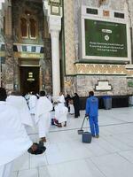 meca, saudita Arábia, abril 2023 - peregrinos a partir de diferente países do a mundo entrar masjid al-haram a partir de bab fahd para executar umrah às masjid al-haram, meca. foto