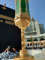 meca, saudita Arábia, pode 2023 - uma lindo dia Visão do a kaaba dentro a masjid al-haram, meca. foto