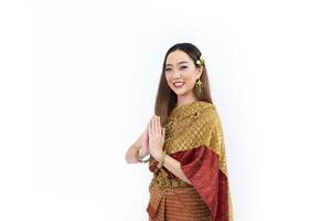 tailandês mulher dentro elegante rico tradicional vestir respeito cumprimento gesto para acolhedor e promovendo cultura dentro Tailândia isolado em branco fundo foto