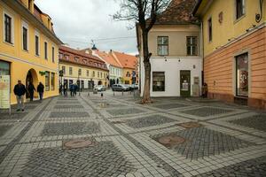 medieval rua com histórico edifícios dentro a coração do roménia. Sibiu a Oriental europeu cidadela cidade. viagem dentro Europa foto