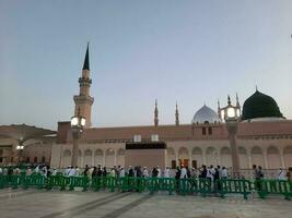 medina, saudita Arábia, pode 2023 - lindo manhã Visão do masjid al nabawi, medina. visitantes, pátios lado de fora a mesquita, lindo luzes, e eletrônico guarda-chuvas pode Além disso estar visto. foto