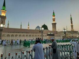 medina, saudita Arábia, pode 2023 - lindo manhã Visão do masjid al nabawi, medina. visitantes, pátios lado de fora a mesquita, lindo luzes, e eletrônico guarda-chuvas pode Além disso estar visto. foto