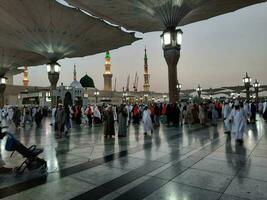 medina, saudita Arábia, pode 2023 - lindo manhã Visão do masjid al nabawi, medina. visitantes, pátios lado de fora a mesquita, lindo luzes, e eletrônico guarda-chuvas pode Além disso estar visto. foto