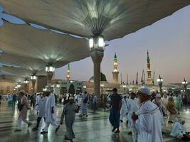 medina, saudita Arábia, pode 2023 - lindo manhã Visão do masjid al nabawi, medina. visitantes, pátios lado de fora a mesquita, lindo luzes, e eletrônico guarda-chuvas pode Além disso estar visto. foto