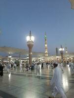 medina, saudita Arábia, pode 2023 - lindo manhã Visão do masjid al nabawi, medina. visitantes, pátios lado de fora a mesquita, lindo luzes, e eletrônico guarda-chuvas pode Além disso estar visto. foto