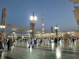 medina, saudita Arábia, pode 2023 - lindo manhã Visão do masjid al nabawi, medina. visitantes, pátios lado de fora a mesquita, lindo luzes, e eletrônico guarda-chuvas pode Além disso estar visto. foto