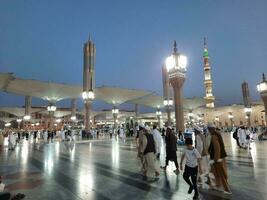 medina, saudita Arábia, pode 2023 - lindo manhã Visão do masjid al nabawi, medina. visitantes, pátios lado de fora a mesquita, lindo luzes, e eletrônico guarda-chuvas pode Além disso estar visto. foto