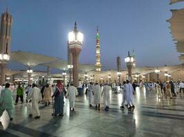 medina, saudita Arábia, pode 2023 - lindo manhã Visão do masjid al nabawi, medina. visitantes, pátios lado de fora a mesquita, lindo luzes, e eletrônico guarda-chuvas pode Além disso estar visto. foto