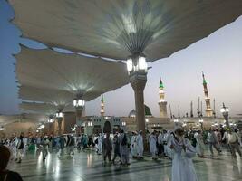 medina, saudita Arábia, pode 2023 - lindo manhã Visão do masjid al nabawi, medina. visitantes, pátios lado de fora a mesquita, lindo luzes, e eletrônico guarda-chuvas pode Além disso estar visto. foto