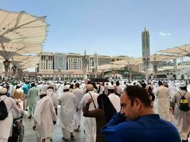 medina, saudita Arábia, pode 2023 - uma lindo dia Visão do masjid al nabawi, de medina exterior pátio, peregrinos e mesquita copas. foto