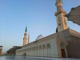 lindo dia Visão do masjid al nabawi, de medina minaretes e mesquita pátio. foto