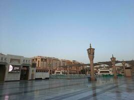 lindo dia Visão do masjid al nabawi, de medina minaretes e mesquita pátio. foto