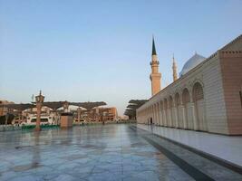 lindo dia Visão do masjid al nabawi, de medina minaretes e mesquita pátio. foto