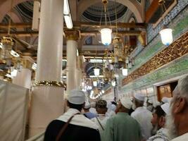 medina, saudita Arábia, pode 2023 - muçulmano peregrinos estão indo para Visita roza Rasool às masjid al Nabawi medina. foto