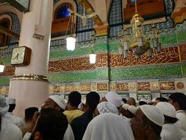 medina, saudita Arábia, pode 2023 - muçulmano peregrinos estão indo para Visita roza Rasool às masjid al Nabawi medina. foto