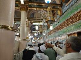 medina, saudita Arábia, pode 2023 - muçulmano peregrinos estão indo para Visita roza Rasool às masjid al Nabawi medina. foto
