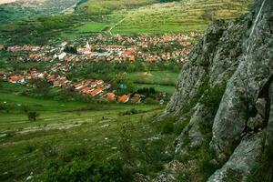 Rimetea é uma pequeno Vila localizado dentro transilvânia, roménia. isto é situado dentro a Apuseni montanhas e é conhecido para Está pitoresco configuração e bem preservado húngaro arquitetônico estilo. foto