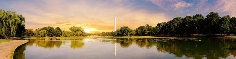 vista panorâmica do monumento de washington refletida em um lago em washington dc foto