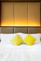 decorações de travesseiro confortáveis na cama em um quarto de hotel foto
