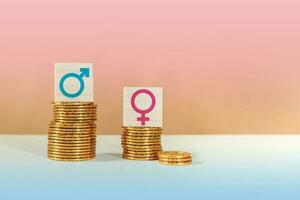 masculino e fêmea símbolos em pilhas do moedas. gênero pagar igualdade conceito. foto