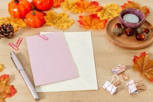 outono hygge estilo escrivaninha mesa ou inverno feriado conceito. foto