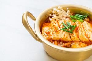 sopa kimchi com tofu macio ou guisado kimchi coreano foto