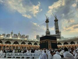 meca, saudita Arábia, Junho 2023 - peregrinos a partir de diferente países por aí a mundo executar tawaf dentro a pátio do masjid al Haram, meca dentro a tarde. foto