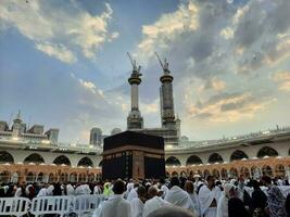 meca, saudita Arábia, Junho 2023 - peregrinos a partir de diferente países por aí a mundo executar tawaf dentro a pátio do masjid al Haram, meca dentro a tarde. foto