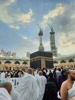 meca, saudita Arábia, Junho 2023 - peregrinos a partir de diferente países por aí a mundo executar tawaf dentro a pátio do masjid al Haram, meca dentro a tarde. foto