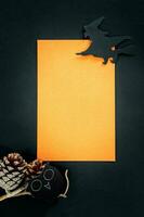 dia das Bruxas convite. a coruja e bruxa em laranja e Preto fundo. foto