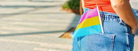 pequeno lgbt panela sexual bandeira dentro jeans bolso. lgbt orgulho bandeira. foto