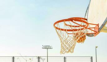 basquetebol bater dunk. conceito do sucesso, pontuação pontos e ganhando foto