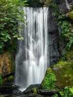 lento movimento natural cascata cachoeira, tropical floresta tropical paisagem aquática, grandes exposição tomada, declive do rochas, lindo natureza para fundo papel de parede foto