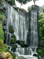 lento movimento natural cascata cachoeira, tropical floresta tropical paisagem aquática, grandes exposição tomada, declive do rochas, lindo natureza para fundo papel de parede foto