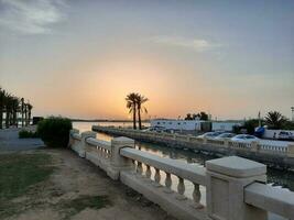 jedá, saudita Arábia, Junho 2023 - uma lindo Visão do a pôr do sol às Jeddah corniche dentro a tarde. foto