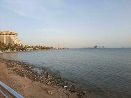 jedá, saudita Arábia, Junho 2023 - uma lindo Visão do a pôr do sol às Jeddah corniche dentro a tarde. foto