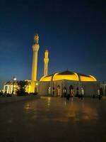 jedá, saudita Arábia, Junho 2023 - uma lindo noite Visão do a minaretes e cúpula do a Hassan enany mesquita em a Jeddah corniche. foto