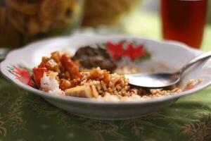 a famoso indonésio nasi pecel prato com cru legumes. foto